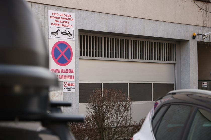 Minimalną liczbę miejsc parkingowych w danej inwestycji określają zapisy planu miejscowego albo warunki zabudowy, zwykle jest to minimum jedno miejsce na każdy lokal.