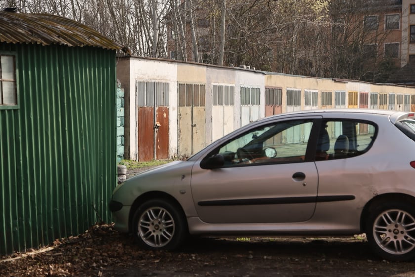 Ceny miejsc parkingowych i garaży odpowiadają tym samym w przybliżeniu średnim cenom samochod&oacute;w oferowanych w serwisie Otomoto.pl.