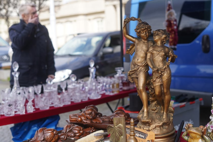Giełda Staroci pod Iglicą przy Hali Stulecia we Wrocławiu