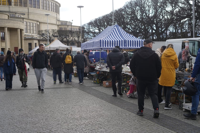 Giełda Staroci pod Iglicą przy Hali Stulecia we Wrocławiu