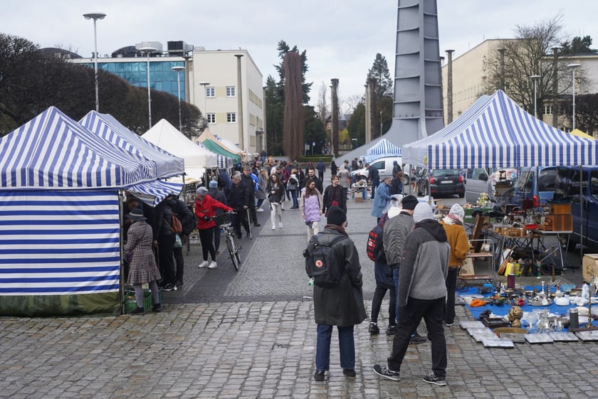 Giełda Staroci pod Iglicą przy Hali Stulecia we Wrocławiu