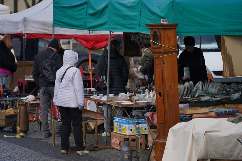 Giełda Staroci pod Iglicą przy Hali Stulecia we Wrocławiu