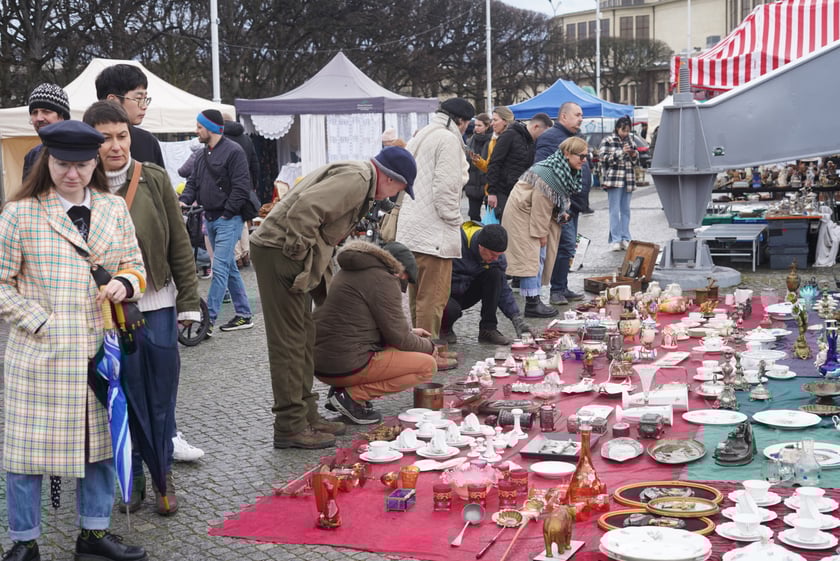 Giełda Staroci pod Iglicą przy Hali Stulecia we Wrocławiu
