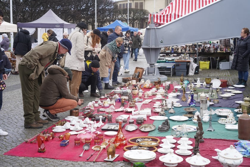 Giełda Staroci pod Iglicą przy Hali Stulecia we Wrocławiu