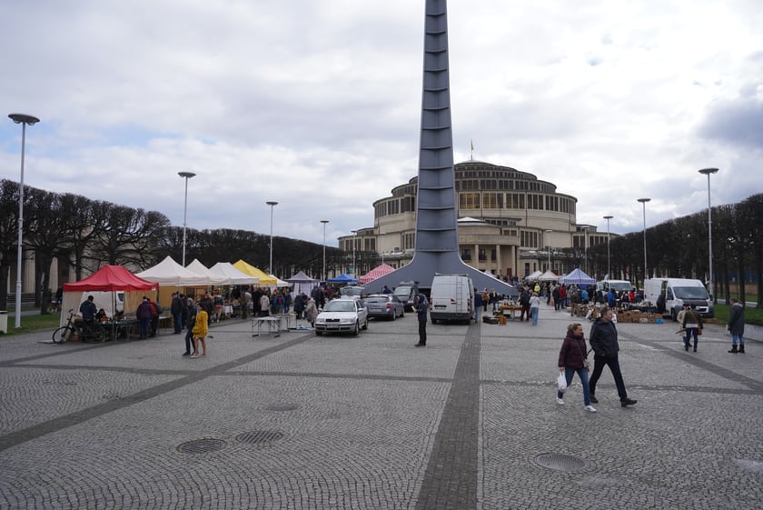 Giełda Staroci pod Iglicą przy Hali Stulecia we Wrocławiu