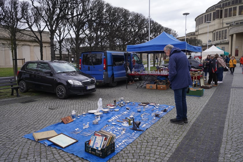 Giełda Staroci pod Iglicą przy Hali Stulecia we Wrocławiu