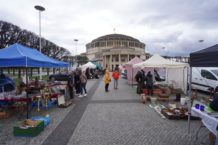 Giełda Staroci pod Iglicą przy Hali Stulecia we Wrocławiu
