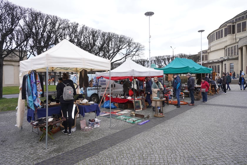 Giełda Staroci pod Iglicą przy Hali Stulecia we Wrocławiu