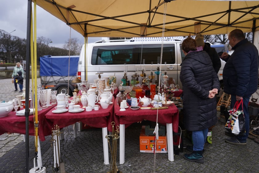 Giełda Staroci pod Iglicą przy Hali Stulecia we Wrocławiu
