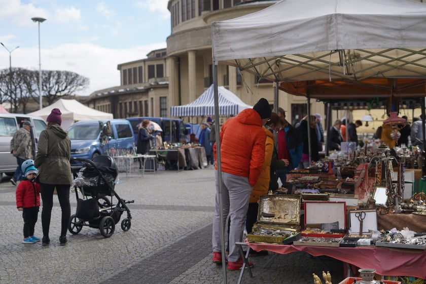 Giełda Staroci pod Iglicą przy Hali Stulecia we Wrocławiu