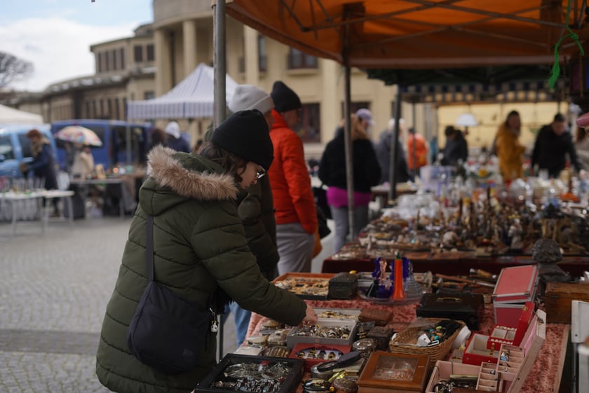 Giełda Staroci pod Iglicą przy Hali Stulecia we Wrocławiu