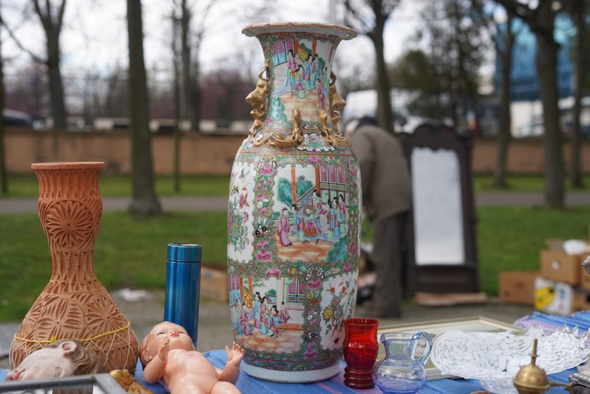 Giełda Staroci pod Iglicą przy Hali Stulecia we Wrocławiu