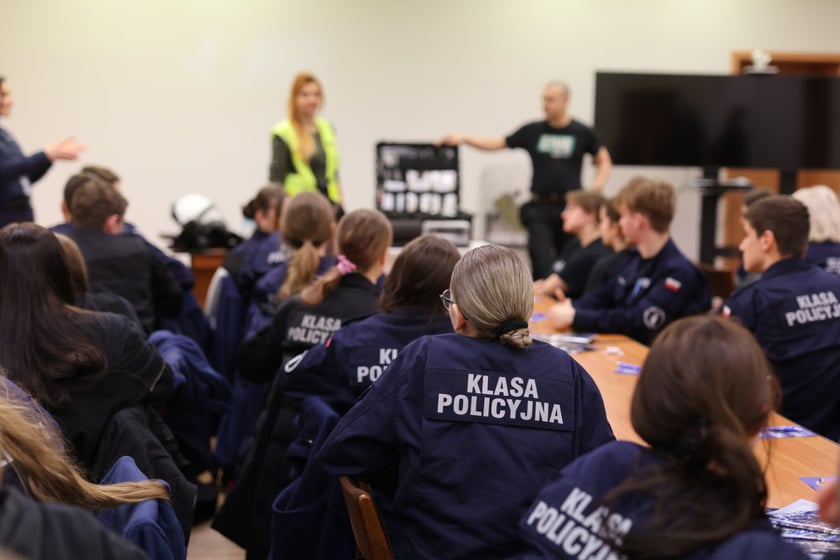 Przygotowanie do testu sprawnościowego na policjanta i policjantkę we Wrocławiu
Zajęcia sportowe przygotowujące kandydat&oacute;w do testu sprawności fizycznej:
&nbsp;

wtorek 11.30-13.00, Szkoła Tenisa "AS" przy ul. Kozanowskiej 69 we Wrocławiu
piątek 12.30-14.00, hala sportowa przy ul. Poznańskiej 14 we Wrocławiu
