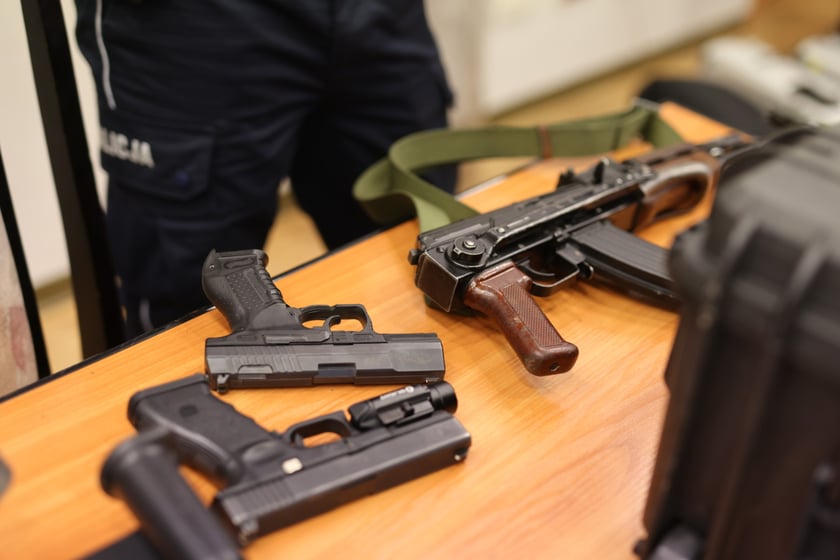 Policja Wrocław: terminy przyjęć do służby w 2023 r.
Dokumenty do pracy w policji można składać przez cały rok, ale ściśle określone są terminy przyjęć: pierwszy termin był&nbsp;&nbsp;27 lutego 2023&nbsp;r., kolejny będzie 5 maja br.&nbsp;