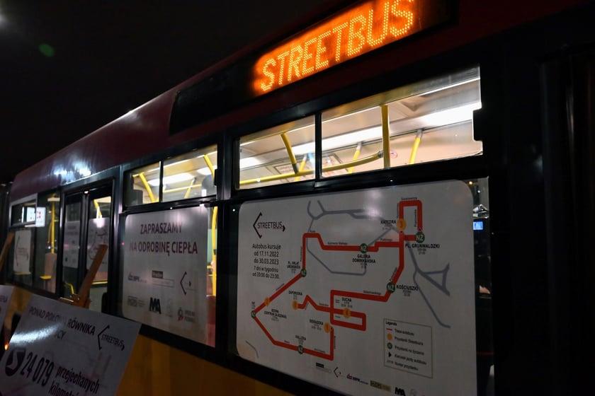 W Streetbusie wolontariusze wydawali średnio 250 ciepłych posiłków dziennie.