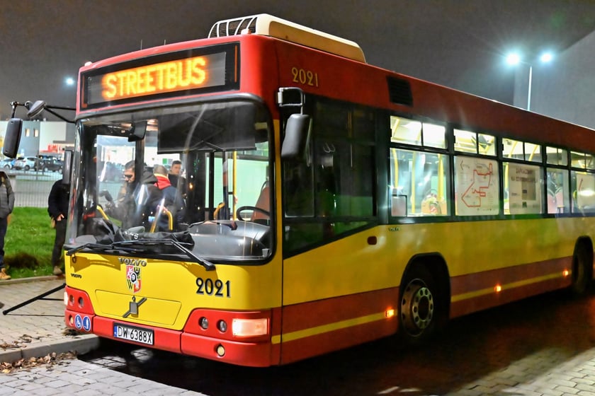 W Streetbusie wolontariusze wydawali średnio 250 ciepłych posiłków dziennie.