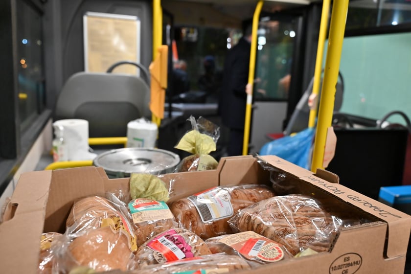 W Streetbusie wolontariusze wydawali średnio 250 ciepłych posiłków dziennie.