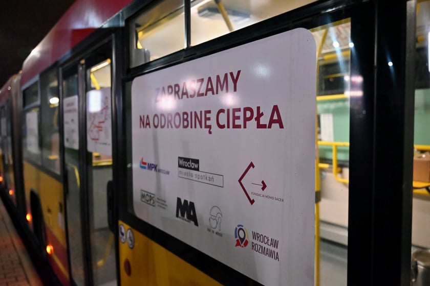 W Streetbusie wolontariusze wydawali średnio 250 ciepłych posiłków dziennie.