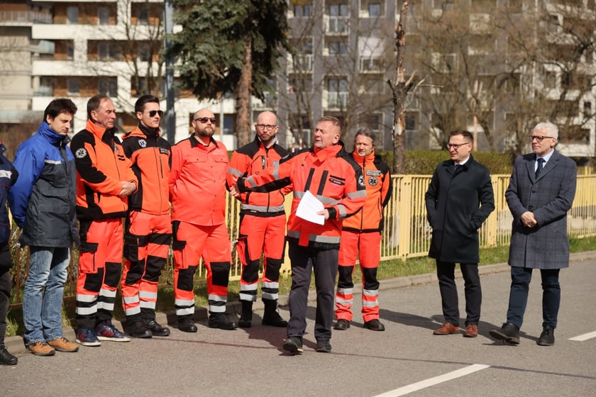 Odbiór nowych karetek we wrocławskim pogotowiu