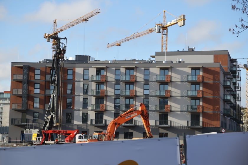 Nowe budynki mieszkalne przy rewitalizowanym nabrzeżu Odry w centrum