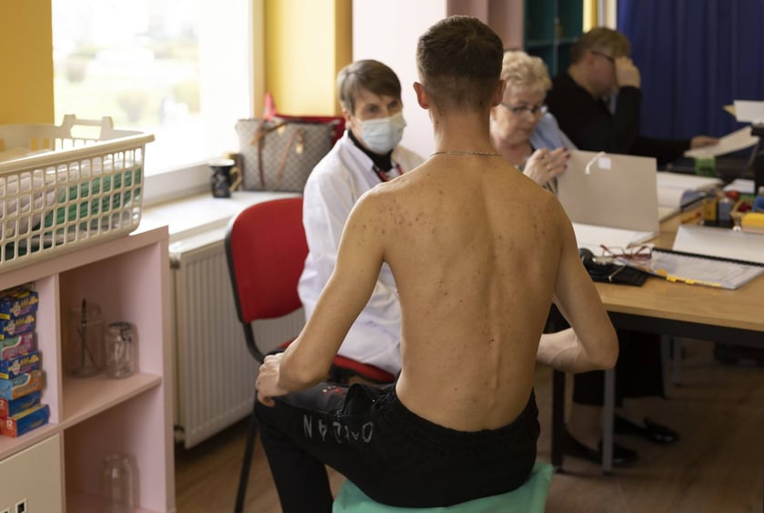 Przed powiatowe komisje lekarskie muszą się stawić także:

wszyscy, kt&oacute;rzy w latach 2021-2022 zostali uznani za czasowo niezdolnych do służby wojskowej- otrzymali kategorię B, a termin ich &bdquo;niezdolności&rdquo; kończy się przed upływem terminu tegorocznej kwalifikacji &ndash; kwalifikacja przedłuży ich niezdolność lub podniesie kategorię z powodu poprawy stanu zdrowia;
wszyscy, kt&oacute;rzy w latach 2021-2022 zostali uznani za czasowo niezdolnych do służby wojskowej, a termin ich &bdquo;niezdolności&rdquo; kończy się po upływie terminu tegorocznej kwalifikacji &ndash; jeśli wystąpili z takim wnioskiem (jednym słowem wszyscy ci, kt&oacute;rzy chcą odbyć służbę wojskową, a stan ich zdrowia na tyle się poprawił, że mogą się ubiegać o zmianę kategorii wojskowej);
kobiety urodzone w latach 1999-2004, kt&oacute;re w roku szkolnym lub akademickim 2022/2023 kończą studia wyższe lub naukę w szkołach policealnych na kierunkach przydatnych Siłom Zbrojnym RP, np. medycznych, weterynaryjnych, psychologicznych, ratownictwa medycznego;
wszyscy, kt&oacute;rzy zainteresowani są służbą wojskową w wieku 18-60 lat.
