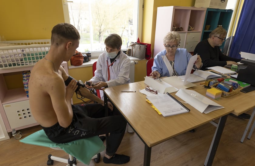 Armia wzywa! MON szykuje powołania na ćwiczenia rezerwy. Kto p&oacute;jdzie w kamasze w 2023 r?
Ministerstwo Obrony Narodowej opublikowało liczbę os&oacute;b, kt&oacute;re mogą być powołane w 2023 r. do czynnej służby wojskowej, oraz tych, kt&oacute;re mogą pełnić służbę w rezerwie.&nbsp;W sumie wezwanie do armii może dostać 250 tys. żołnierzy rezerwy, o ile nie skończyli 55 lat lub nie pełnią jakiejś ważnej funkcji. W&nbsp;przypadku os&oacute;b posiadających stopień podoficerski lub oficerski &ndash; 63. roku życia.&nbsp;