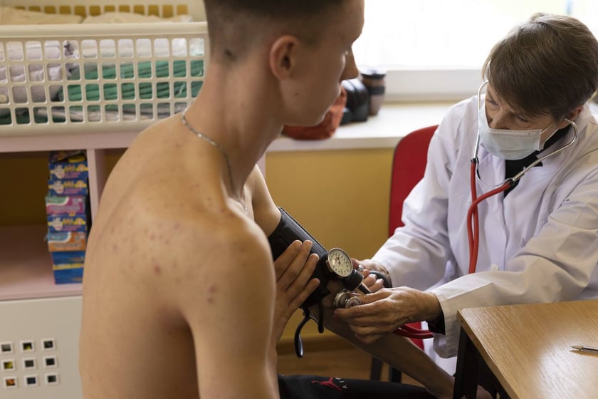 Co jeżeli nie można się stawić na kwalifikację wojskową?
Jeżeli z ważnych przyczyn wezwana osoba nie może stawić się w wyznaczonym terminie, powinna zawiadomić o tym właściwego w&oacute;jta lub burmistrza (prezydenta miasta). Powinna to zgłosić najp&oacute;źniej w dniu, w kt&oacute;rym była zobowiązana do stawienia się do kwalifikacji oraz podać przyczyny, kt&oacute;re nie pozwalają jej na stawienie się do kwalifikacji. W&oacute;jt lub burmistrz (prezydent miasta) określi nowy termin stawiennictwa.