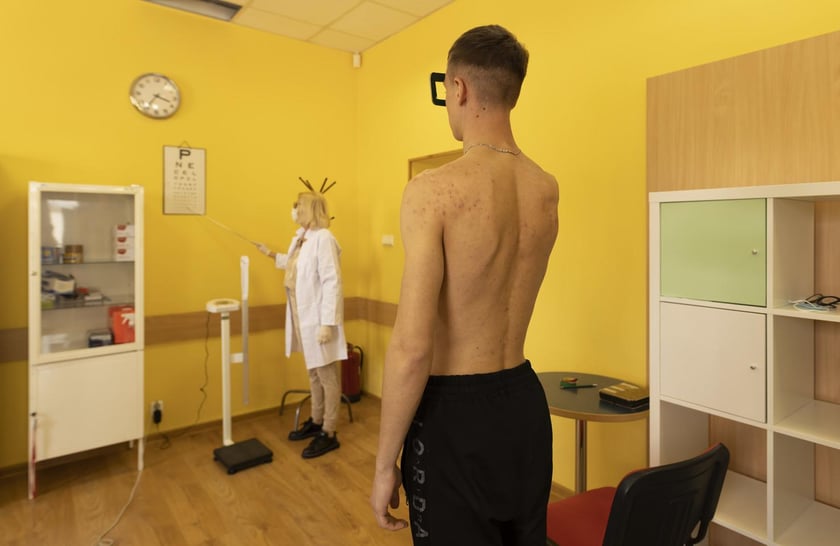 Wojskowe Centrum Rekrutacji&nbsp;&ndash; to miejsca, w kt&oacute;rych w jeden, maksymalnie 2 dni kandydat do wojska (do korpusu szeregowych zawodowych lub terytorialnej służby wojskowej) odbędzie rozmowę kwalifikacyjną, rozmowę z psychologiem oraz będzie zbadany przez komisję lekarską.
Wojskowe Centra Rekrutacji to 86 miejsc w Polsce, gdzie można rozpocząć rekrutację to r&oacute;żnych form służby wojskowej.