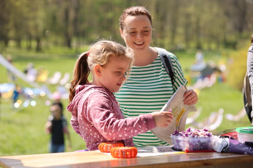 Piknik i gra terenowa na Popowicach zorganizowane przez Wrocławskie Centrum  Rozwoju Społecznego