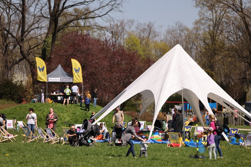Piknik i gra terenowa na Popowicach zorganizowane przez Wrocławskie Centrum  Rozwoju Społecznego