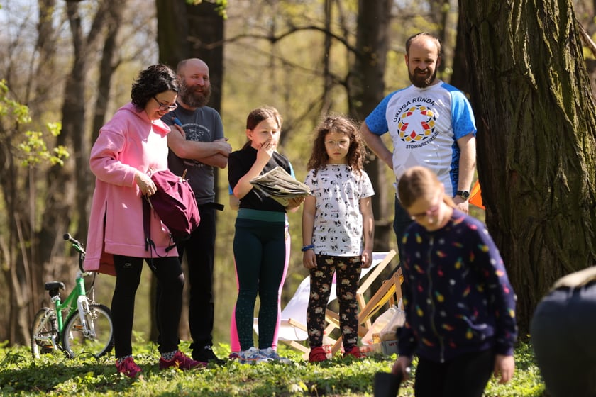 Piknik i gra terenowa na Popowicach zorganizowane przez Wrocławskie Centrum  Rozwoju Społecznego