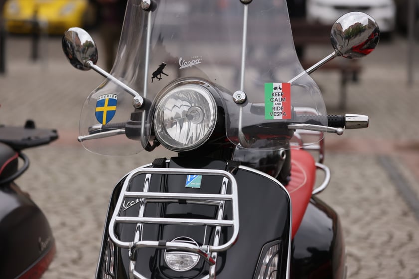 Zlot skuterów Vespa na placu Solnym we Wrocławiu