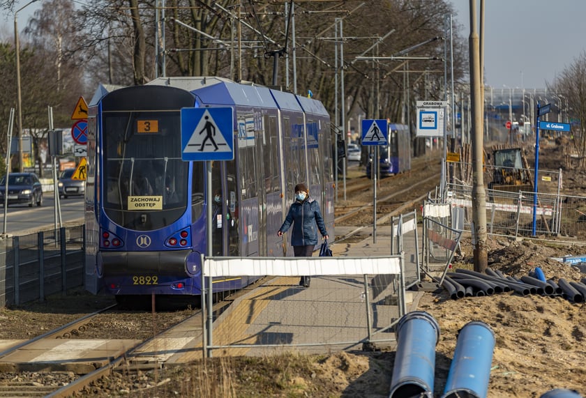 Dokończenie budowy obwodnicy Leśnicy (do oddania w 2023 r.) &mdash; 99 366 919,27 zł z Unii Europejskiej.