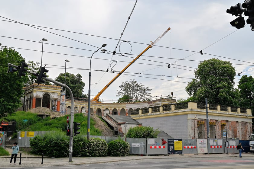 W przypadku tej inwestycji nie ma prostych prac. Nawet ułożenie schod&oacute;w wymaga wsparcia dużego dźwigu.