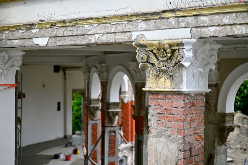 Zanim Bastion powr&oacute;ci do swojej świetności, jeszcze sporo trudu przez ekipą remontową. Prowadzone są zar&oacute;wno ciężkie prace budowlane, jak i precyzyjne restauratorskie.&nbsp;
