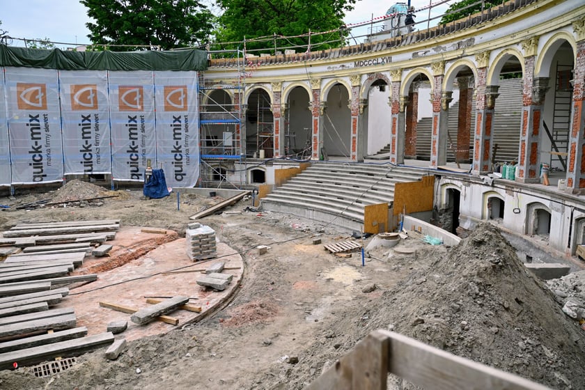 Zanim Bastion powr&oacute;ci do swojej świetności, jeszcze sporo trudu przez ekipą remontową. Prowadzone są zar&oacute;wno ciężkie prace budowlane, jak i precyzyjne restauratorskie.&nbsp;