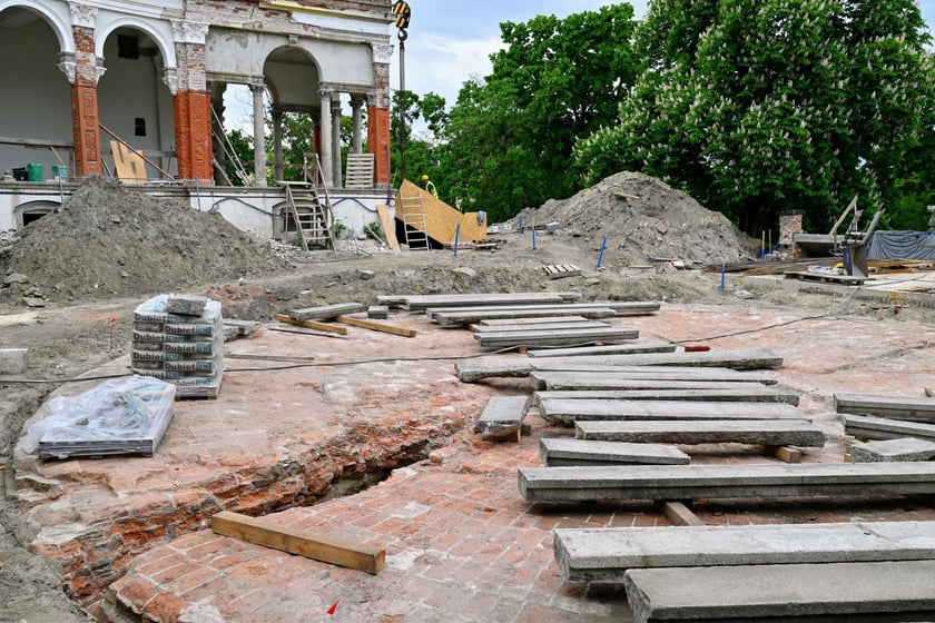 NIecka po istniejącej tu kiedyś fontannie.