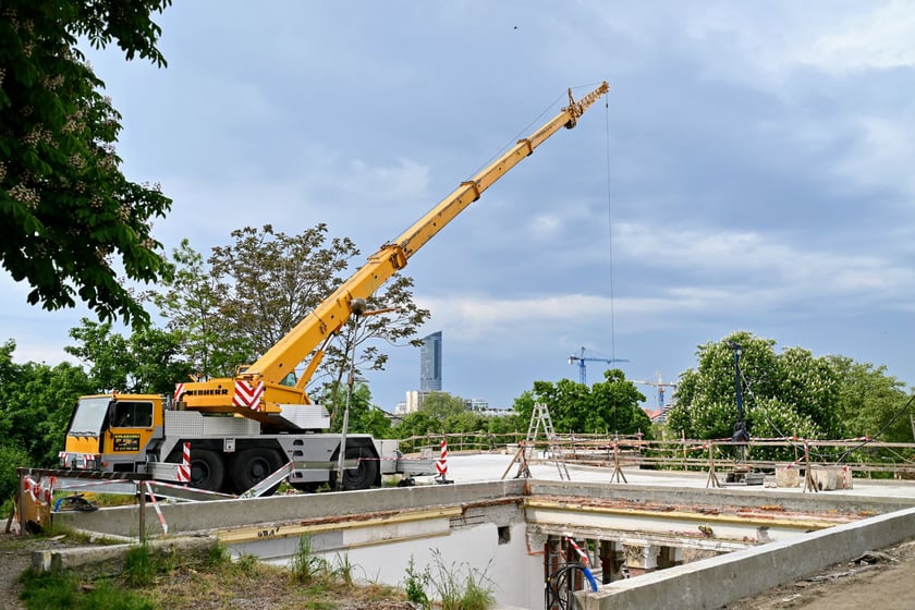 W Bastionie Sakwowym trwało układanie schodów. To trudne przedsięwzięcie m.in. z tego powodu, że jeden stopień waży około 800 kg.