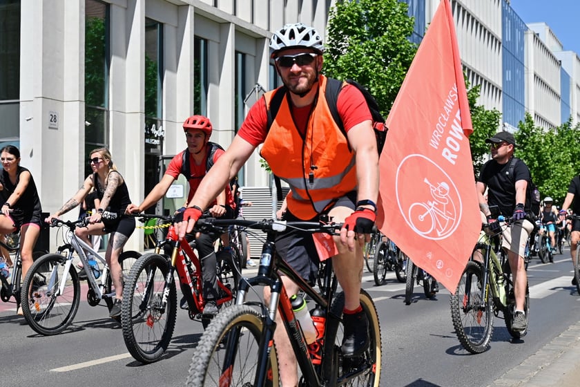 Wrocławskie Święto Rowerzysty. Przejazd przez miasto był kluczowym momentem fiesty, która zakończyła się piknikiem w parku Stanisława Tołpy.