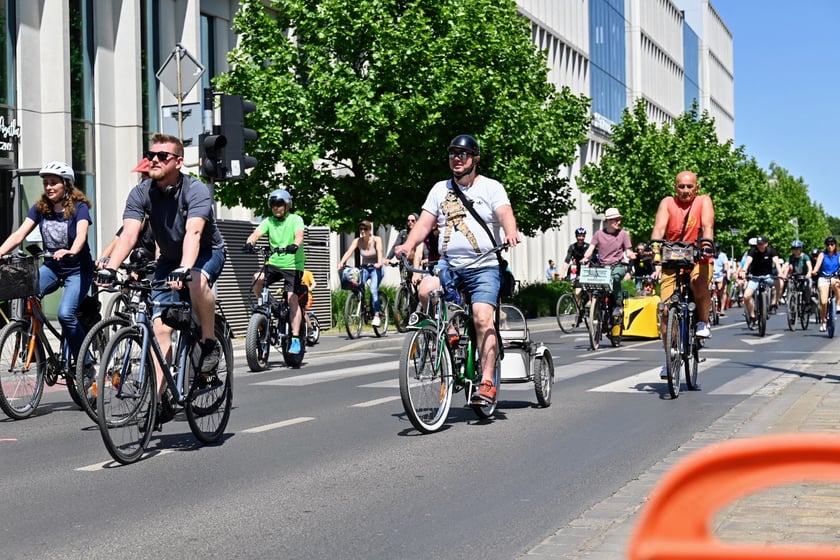 Wrocławskie Święto Rowerzysty. Przejazd przez miasto był kluczowym momentem fiesty, która zakończyła się piknikiem w parku Stanisława Tołpy.