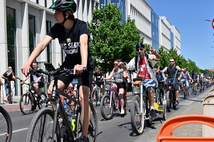 Wrocławskie Święto Rowerzysty. Przejazd przez miasto był kluczowym momentem fiesty, która zakończyła się piknikiem w parku Stanisława Tołpy.