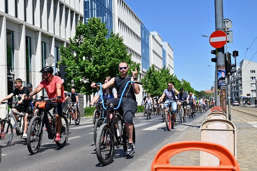 Wrocławskie Święto Rowerzysty. Przejazd przez miasto był kluczowym momentem fiesty, która zakończyła się piknikiem w parku Stanisława Tołpy.