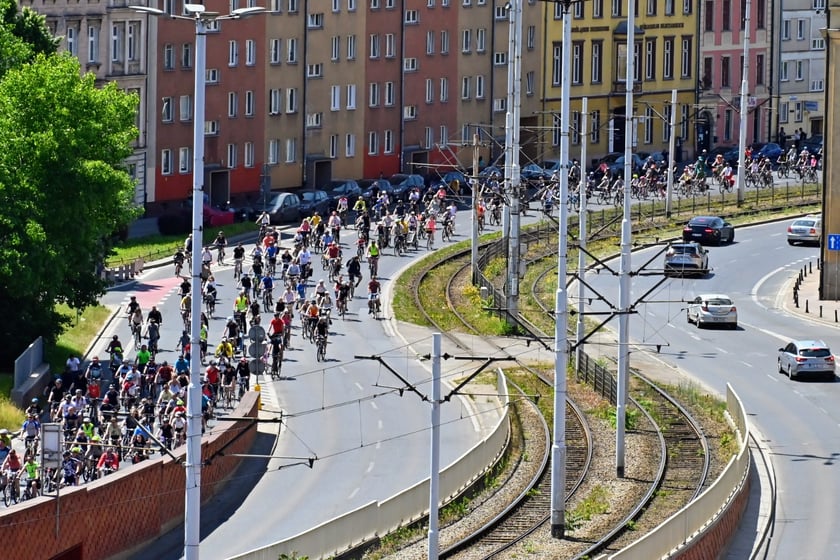 Wrocławskie Święto Rowerzysty. Przejazd przez miasto był kluczowym momentem fiesty, która zakończyła się piknikiem w parku Stanisława Tołpy.