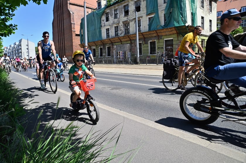 Wrocławskie Święto Rowerzysty. Przejazd przez miasto był kluczowym momentem fiesty, która zakończyła się piknikiem w parku Stanisława Tołpy.