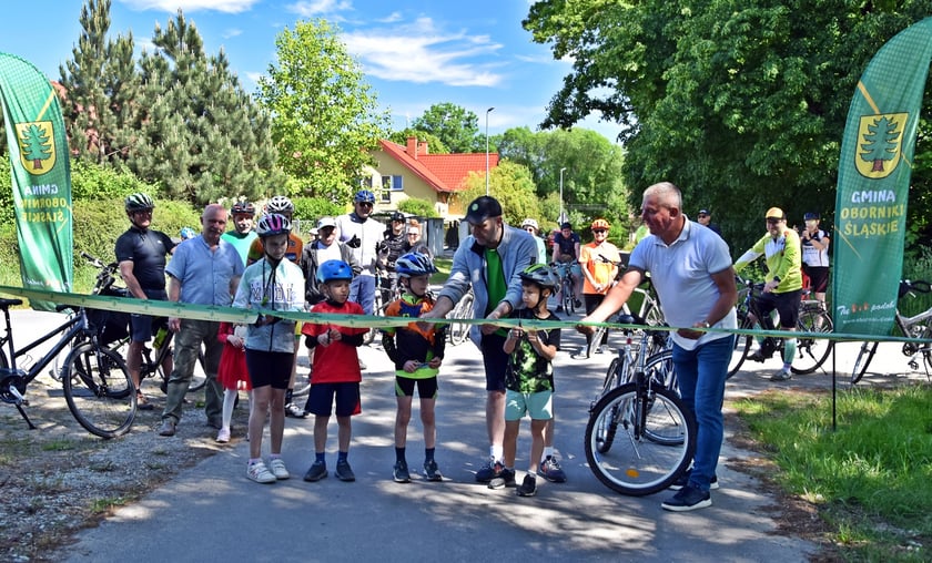 Pierwsze grupy cyklistów już przejechały nowym odcinkiem drogi rowerowej w gminie Oborniki Śląskiej