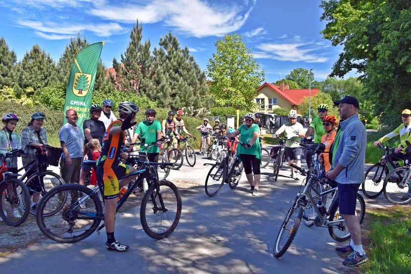 Pierwsze grupy cyklistów już przejechały nowym odcinkiem drogi rowerowej w gminie Oborniki Śląskiej