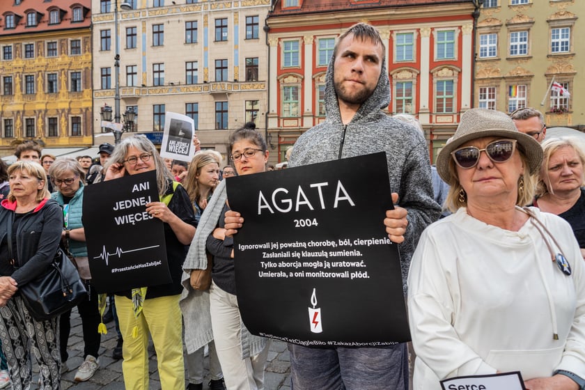 Strajk kobiet po śmierci 33-letniej Doroty, kt&oacute;ra zmarła w szpitalu z powodu powikłań w ciąży