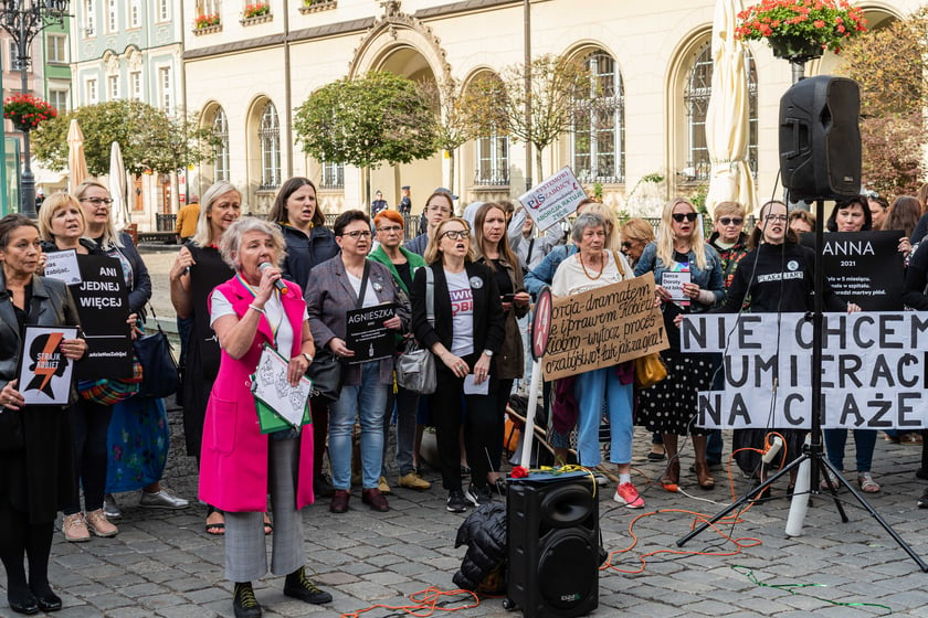 Strajk kobiet po śmierci 33-letniej Doroty, kt&oacute;ra zmarła w szpitalu z powodu powikłań w ciąży