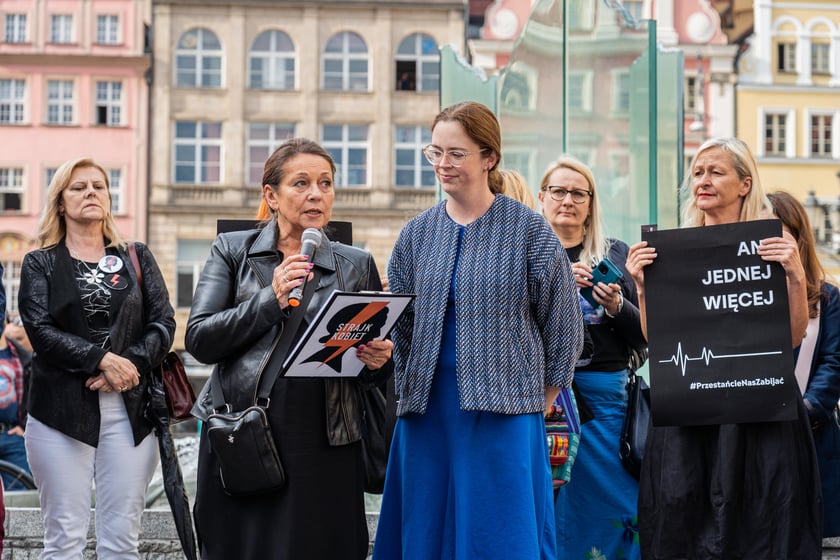 Strajk kobiet po śmierci 33-letniej Doroty, kt&oacute;ra zmarła w szpitalu z powodu powikłań w ciąży