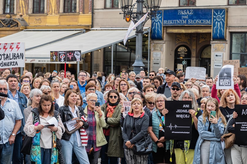 Strajk kobiet po śmierci 33-letniej Doroty, kt&oacute;ra zmarła w szpitalu z powodu powikłań w ciąży